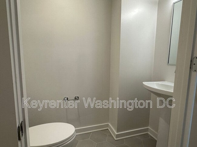 Building Photo - 1460 Belmont St NW