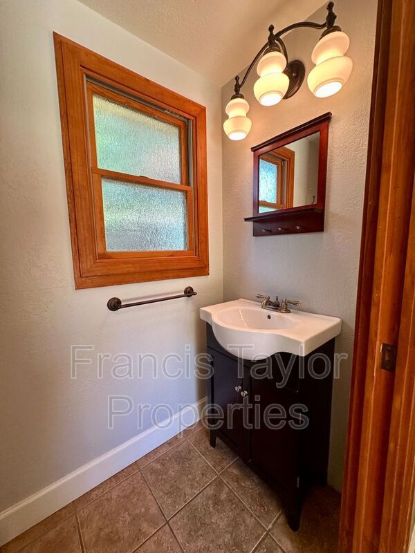 Building Photo - 441 E 7th Ave