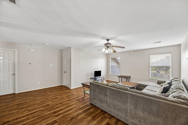 Building Photo - 21702 Cozy Hollow Ln