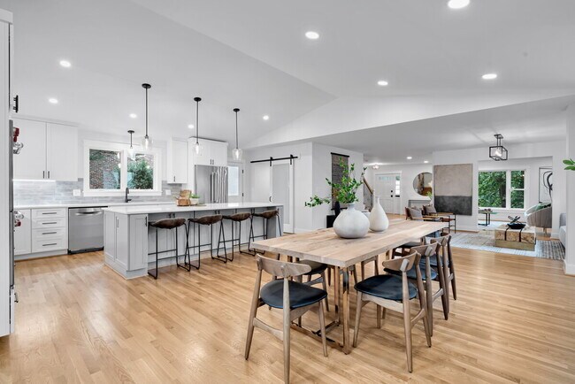 Building Photo - "Luxurious 6-Bed, 6-Bath Arlington Retreat...