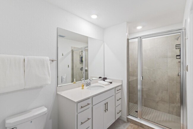 Building Photo - 15375 Grn Acrs Ave