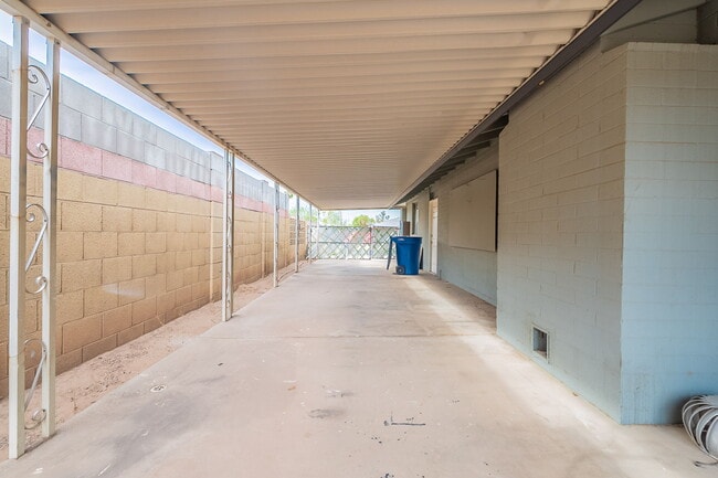 Building Photo - 2543 E Huntington Dr