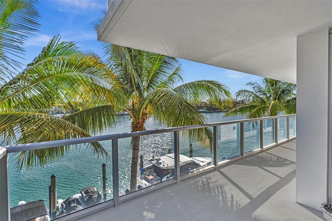 Building Photo - 9901 E Bay Harbor Dr