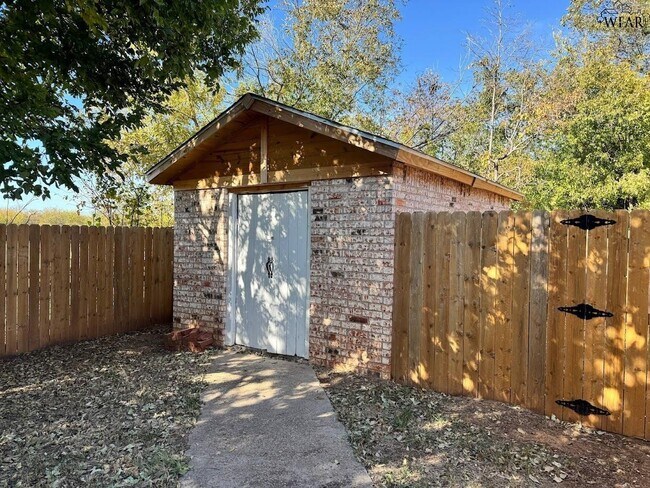 Building Photo - 1408 Normandy Dr