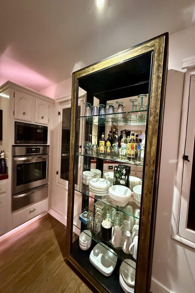 Building Photo - 2066 Glencoe Way