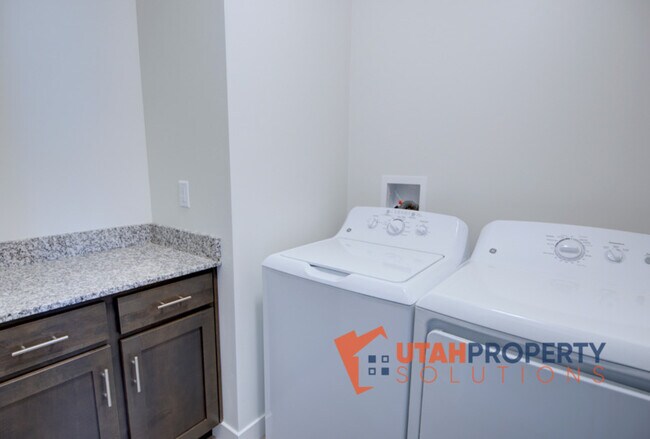 Building Photo - 952 W 500 S