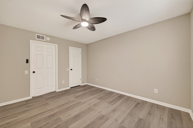 Building Photo - 1860 White Oak Dr