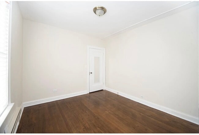 Building Photo - 918 Green Bay Rd