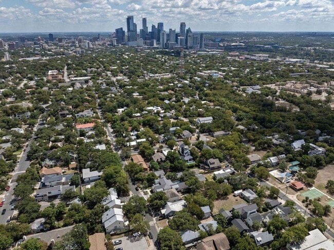 Building Photo - 1811 Waterston Ave