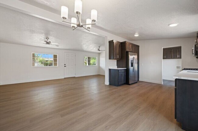 Building Photo - 146 E 400 N