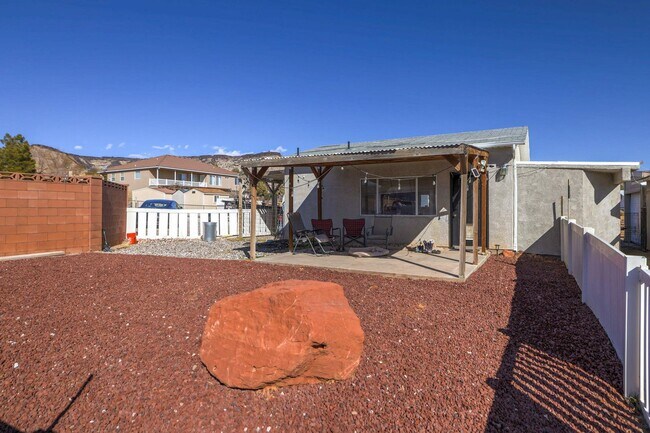 Building Photo - Horse Property!  Private Pool!  Land!