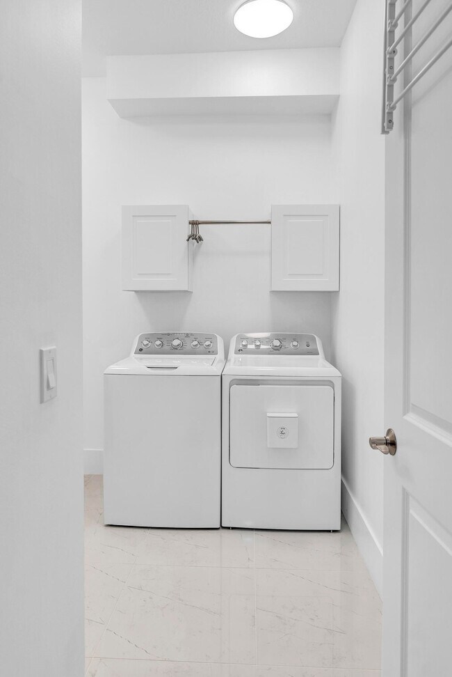 Building Photo - 5320 St Armands Way