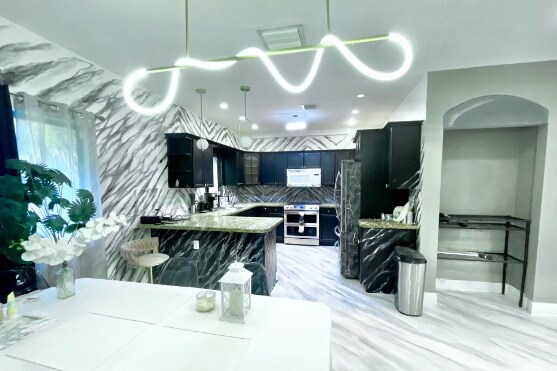 Building Photo - 1102 NW 26th St