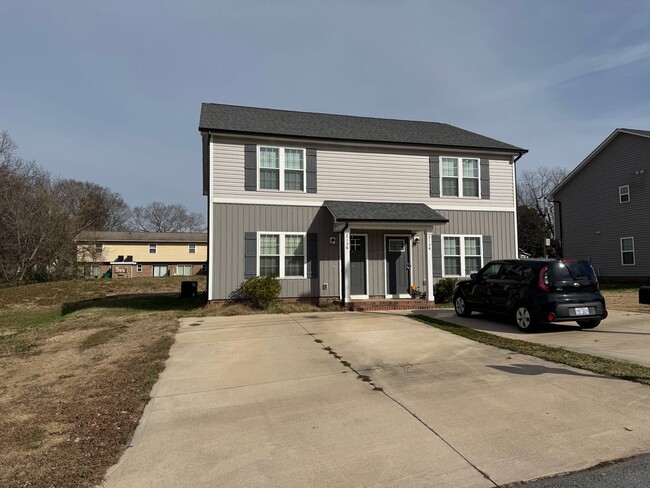 Building Photo - Newer Town Home