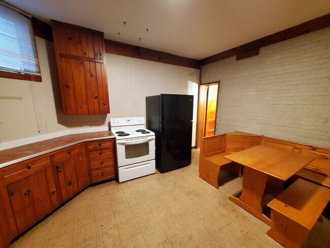 Building Photo - Large 1 bedroom remodeled apartment, washe...