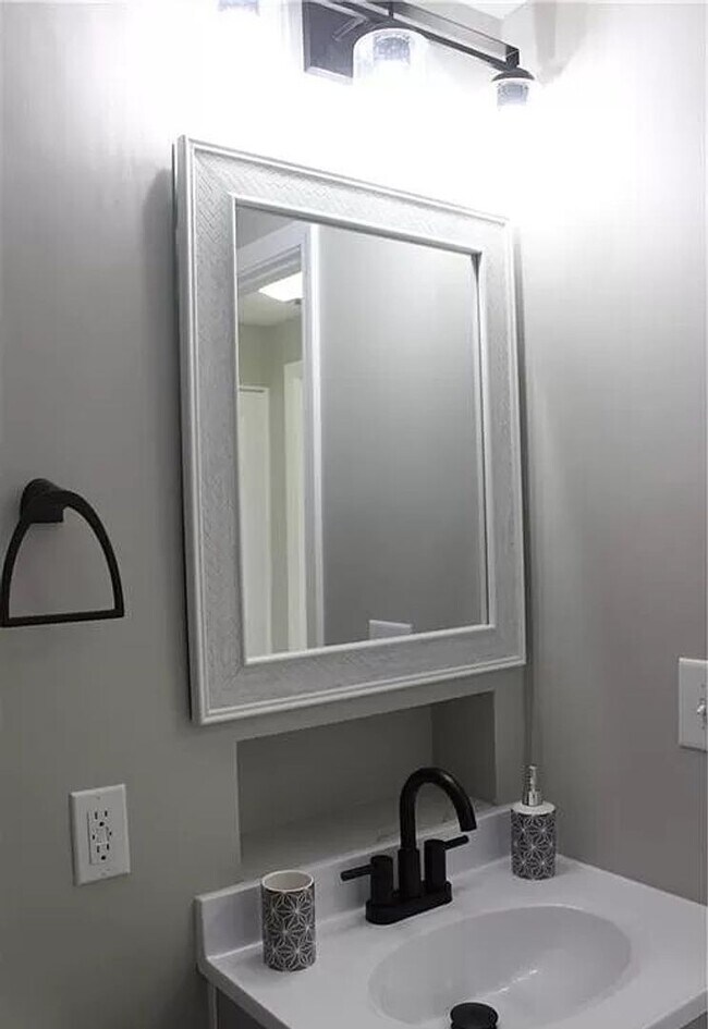 Building Photo - 3 Bedroom home with fenced in backyard and...