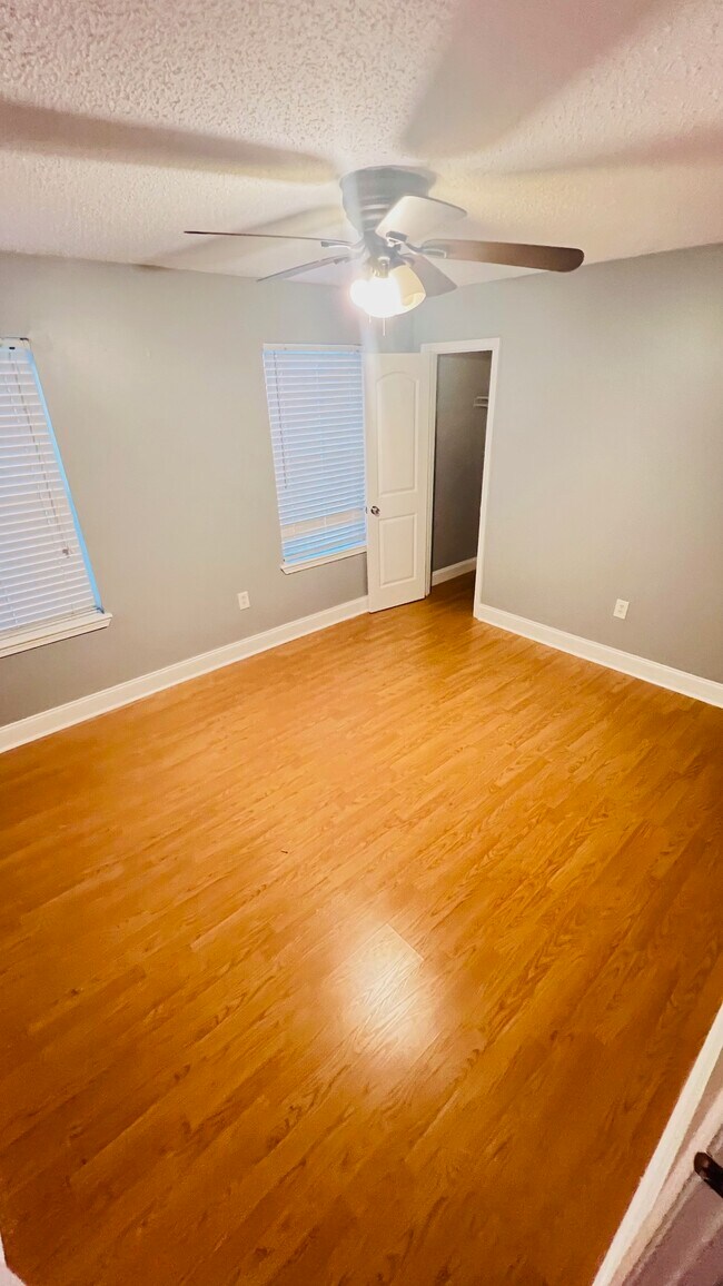 Building Photo - 888 Legion Dr