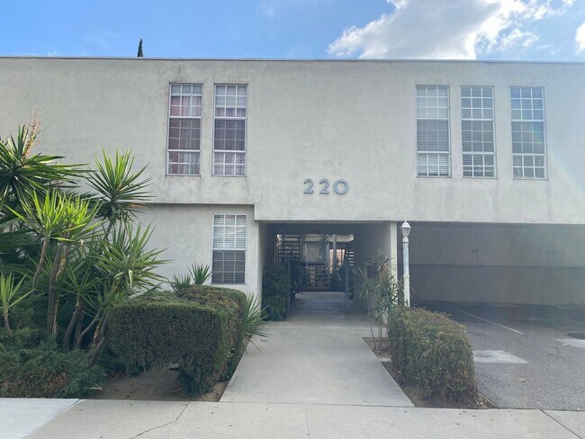 Building Photo - 220 W Spazier Ave