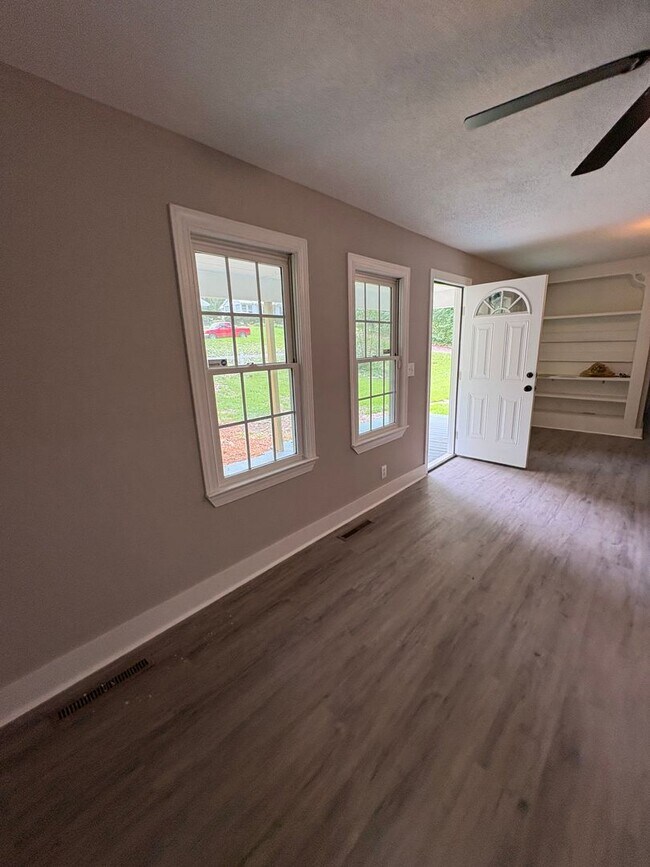 Building Photo - Lovely 3 Bedroom 2 Bath Home in Spartanburg