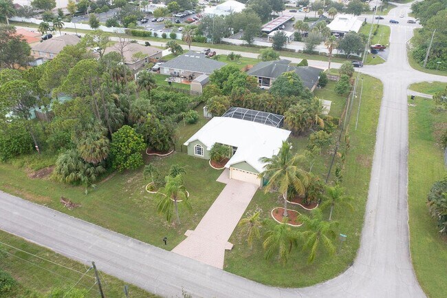 Building Photo - 2741 SW Pierson Rd