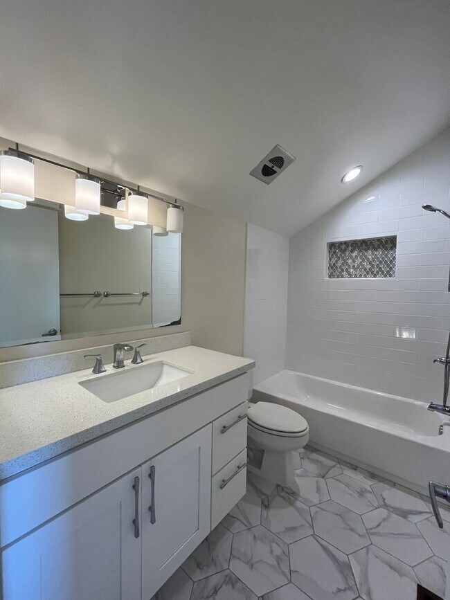 Building Photo - Lovely Home with 3 bedrooms, 2 bath plus o...