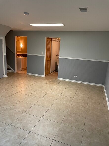 Building Photo - 814 South La Grange Road