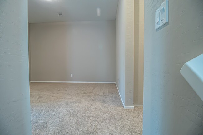 Building Photo - 3BR/ 2.5BA TOWNHOUSE IN North Las Vegas Av...