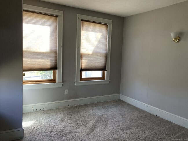 Building Photo - 5 Ridge Rd