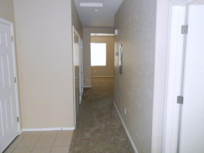 Building Photo - Great Large Condo w/Garage in NW gated Com...