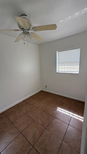 Building Photo - 1708 Lauderdale Manor Dr