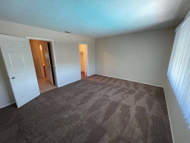 Building Photo - Large 2 Bedroom, 1 1/2 Bathroom Condo Available Immediately!
