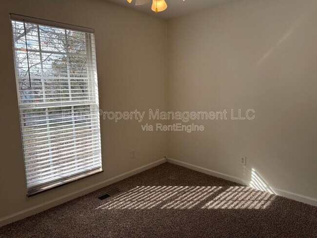 Building Photo - 11105 Lake Hills Dr