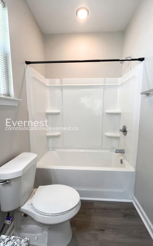 Building Photo - 3 Bed/2 Bath Home with Off-Street Parking / Pet-Friendly / Available Now!