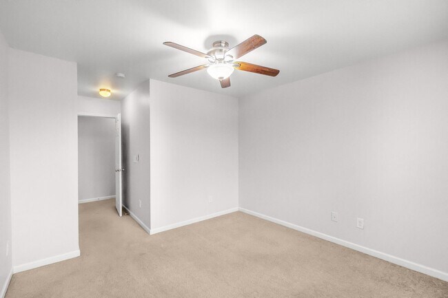 Building Photo - Master-on-Main End-Unit Townhome in Back Creek Villages!