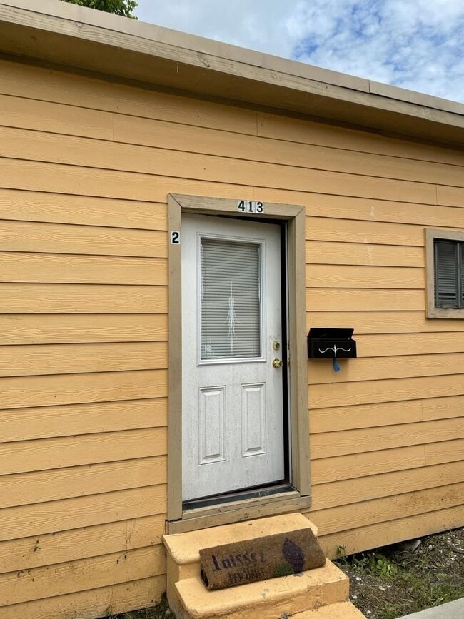 Building Photo - 413 N LIVE OAK St