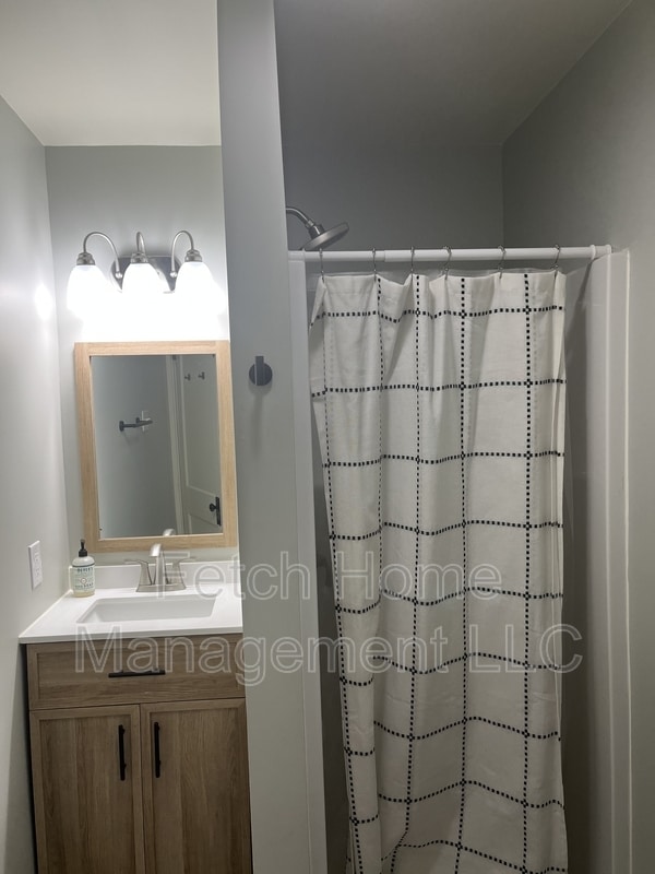 Building Photo - 836 W Main St