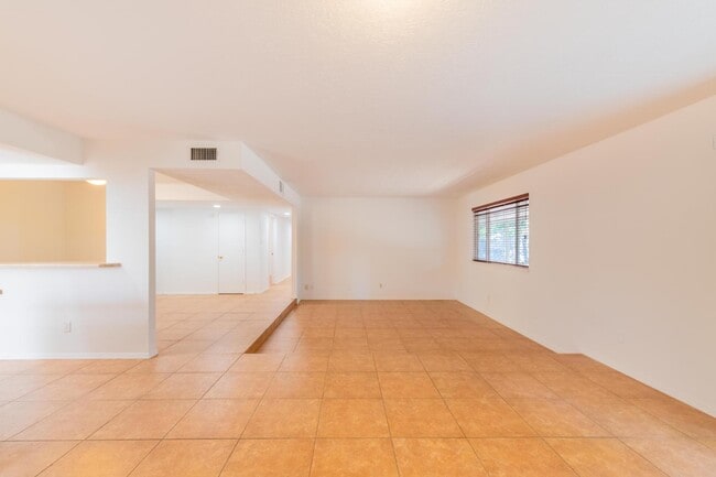 Building Photo - 7113 Welton Dr NE