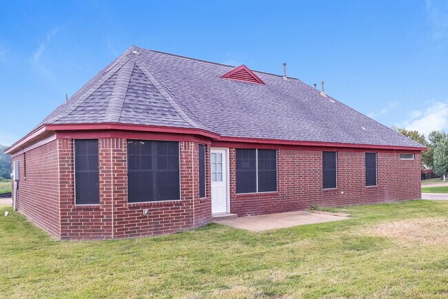 Building Photo - 6284 Manchester St