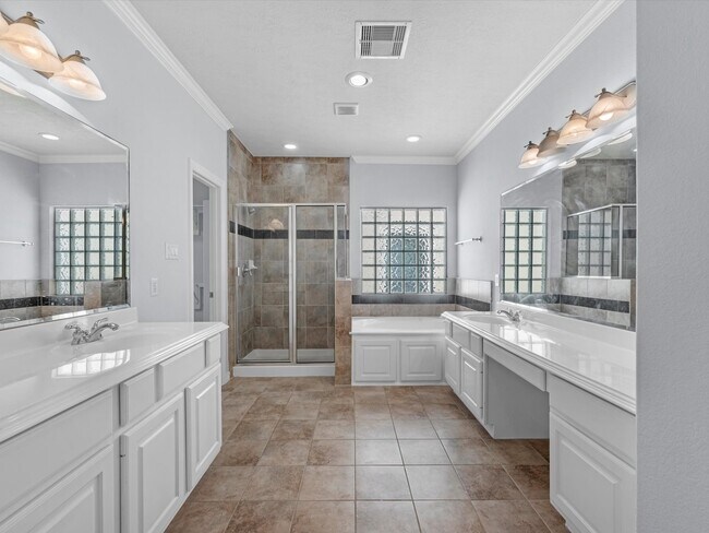 Building Photo - 11643 Royal Oaks View