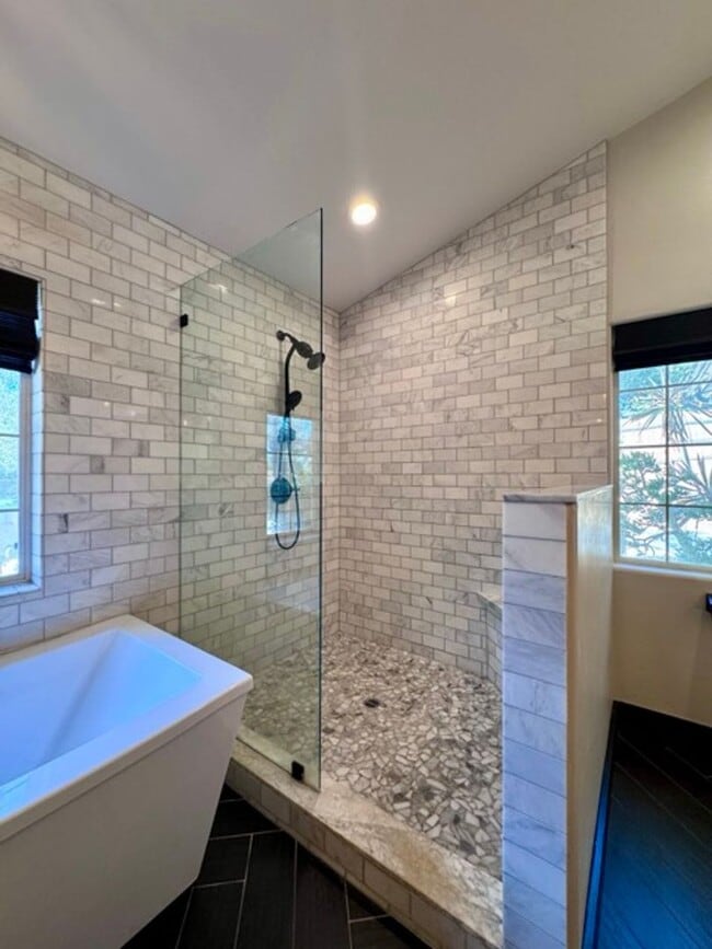 Building Photo - Move in Special! Move in by November 1st a...