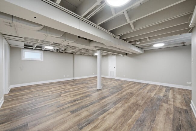 Building Photo - 586 S Hawthorne Ave