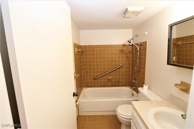 Building Photo - 32 Greenbrier St