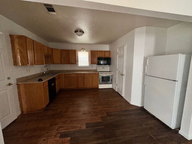 Building Photo - Conveniently located- Water and Trash Included