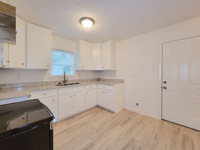 Building Photo - BEAUTIFUL REMODELED 3 BEDROOM 2 BATH WITH ...