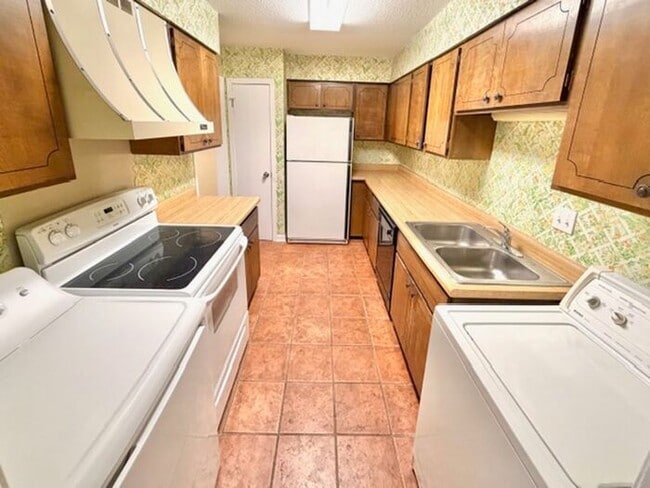 Building Photo - Now Leasing a 3-bedroom 2.5 bath Condo/Townhome