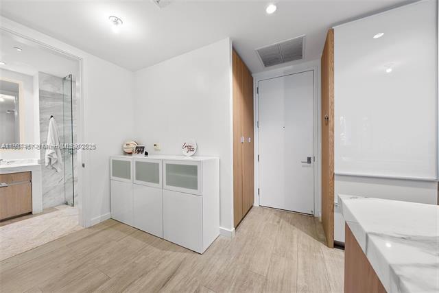 Building Photo - 2831 S Bayshore Dr