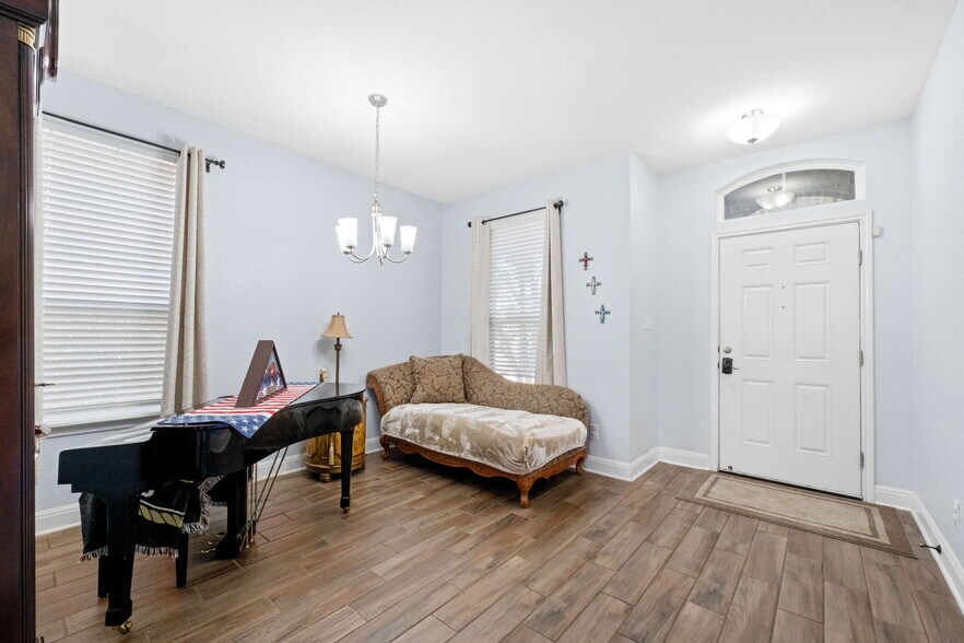 Building Photo - 6048 Akin Song