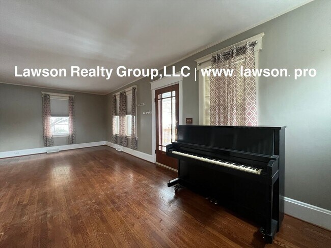 Building Photo - Heart of Grandin Court- Location, Location, Location!