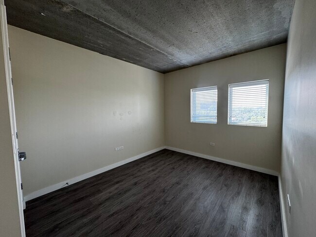 Building Photo - 1323 W Morse Ave