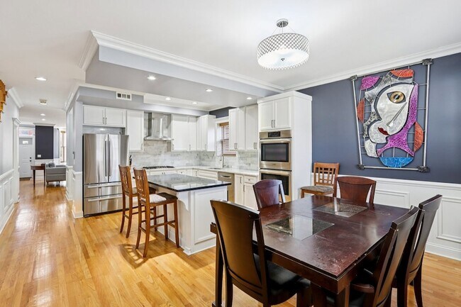 Building Photo - 3432 S Prairie Ave